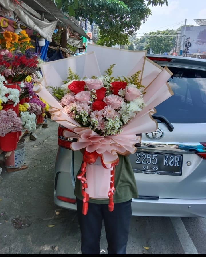 Hand Bouquet Cantik Mawar & Bunga Segar